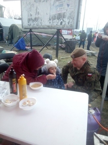 radomianie zawieźli do Hrebennego między innymi cieple posiłki. Uchodźcy mogą się ogrzać i odpocząć przed dalszą drogą.