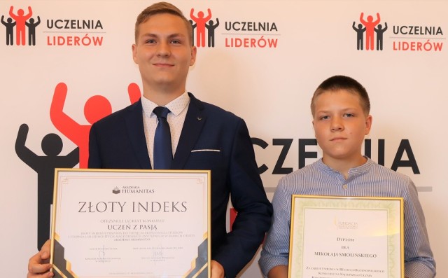 Mikołaj Smoliński (z lewej) wraz z bratem podczas wręczania nagród