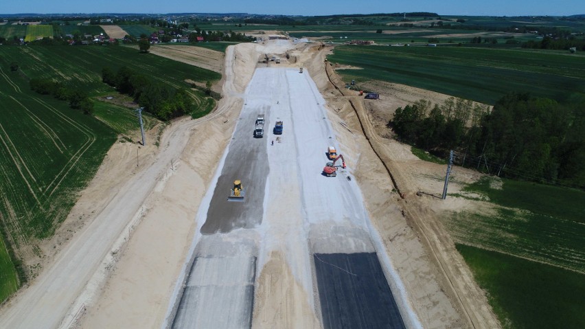 Budowa trasy S7 nie zwalnia. Na węźle Szczepanowice-Widoma beton zalewa kolejne zbrojenia [GALERIA]