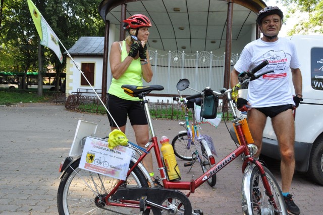 Andrzej Kowal i pani Krystyna chwilę po dojechaniu do celu, na pierwszym planie rower Jubilat, czyli zwykły składak, którym zazwyczaj jeździ się spacerowe dystanse