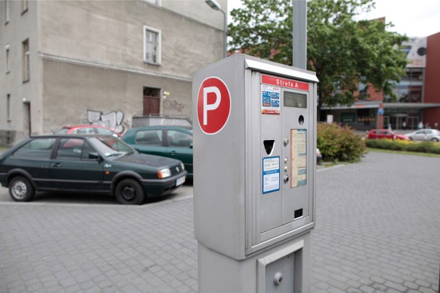 27.05.2015 opole, plac kopernika ulica sienkewicza parkomat parking pan lukaszfot. slawomir mielnik / nowa trybuna opolska