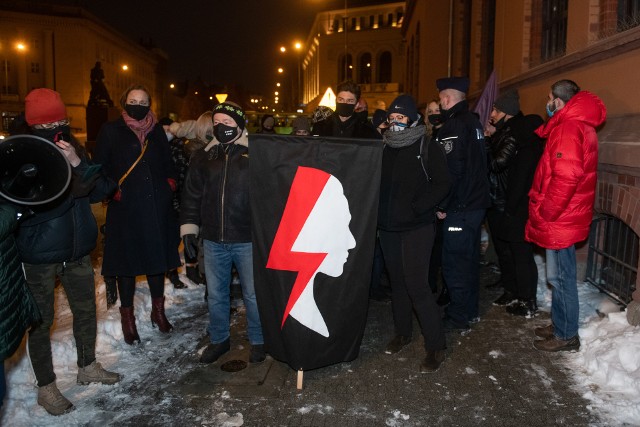 Około 30 osób pikietowało we wtorek przed komisariatem na Starym Mieście.Kolejne Zdjęcie -->