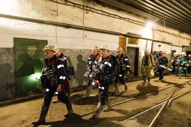 W KWK Pniówek w Pawłowicach, ratownicy górniczy wracają po ostatniego zaginionego górnika podczas katastrofy, do której doszło 20 kwietnia 2022 roku
