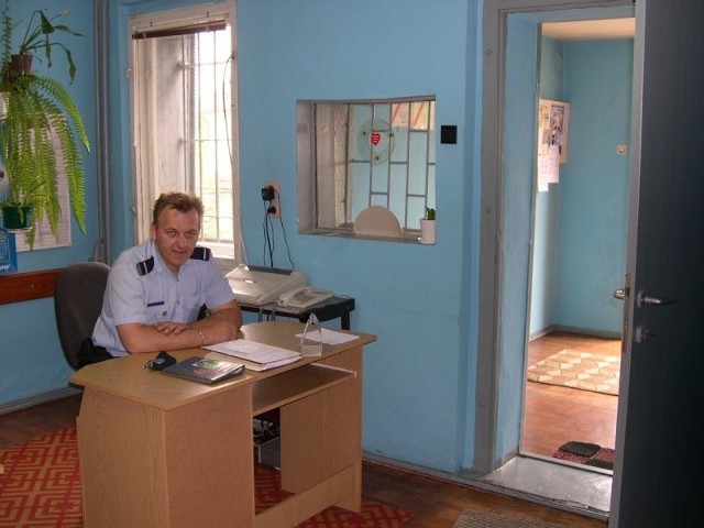 W starym budynku dwaj dzielnicowi mieli do dyspozycji cztery pokoje. Na zdjęciu st. posterunkowy Grzegorz Sowiński.