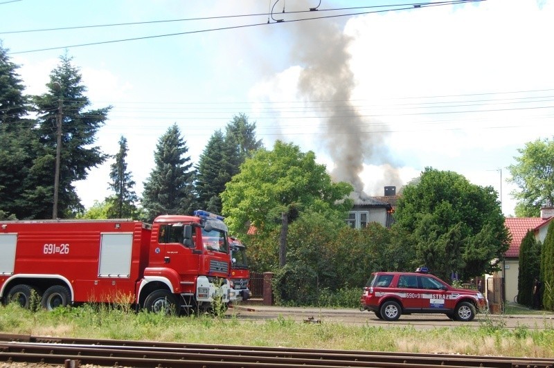 Ogień objął poddasze budynku, co chwilę słychać huk...