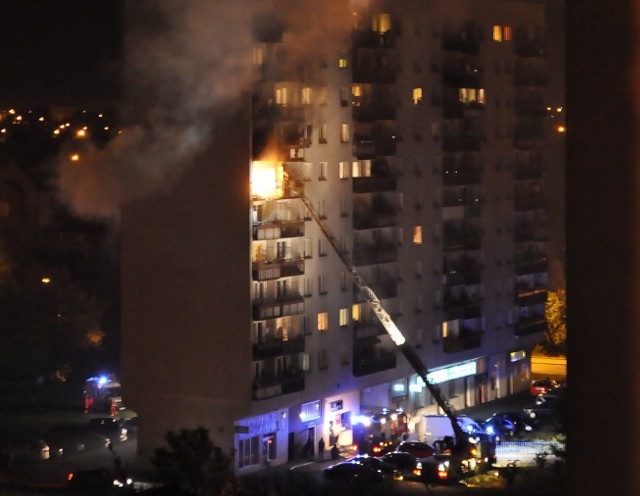 Ogień pojawił się w mieszkaniu na VI piętrze wieżowca przy ulicy Sandomierskiej na osiedlu Ustronie w Radomiu. Pożar przy ulicy Sandomierskiej - pierwsze informacje