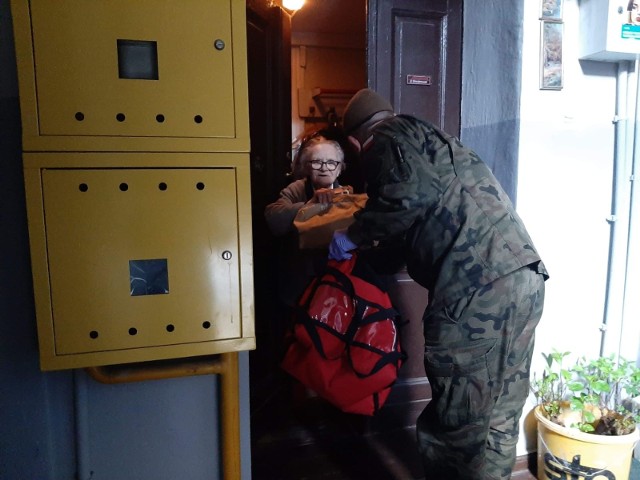 Wielkopolscy żołnierze Wojsk Obrony Terytorialnej oraz harcerze pomagają seniorom w ramach akcji "Obiady dla Bohaterów".