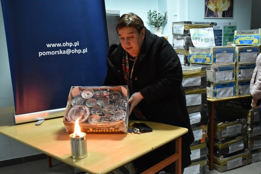 Kierownik OHP Krystyna Waszkiewicz prezentuje gotowe świece