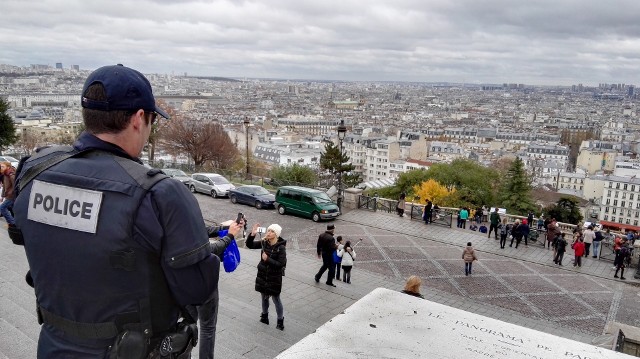 Miejsca publiczne we Francji będą pełne patroli policji i wojska