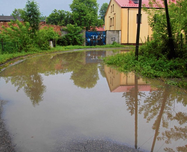 Po intensywnym deszczu woda płynęła m.in. ulicą Podmiejską