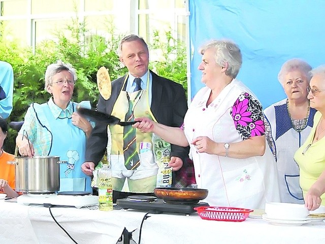 Maciej Pietruszak, burmistrz Drezdenka, wraz z emerytkami ze Związku Emerytów smażył i sprzedawał bliny. Dochód z ich sprzedaży przeznaczono na pomoc pogorzelcom.