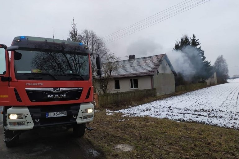 Powiat lubartowski. Strażacy walczyli z pożarem domu. Ogień pojawił się na poddaszu
