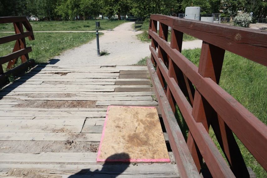 Mostek w parku Ocalałych w Łodzi jest w tragicznym stanie. Dziurę zastawiono pachołkiem ZDJĘCIA