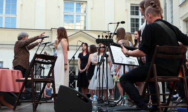 Koncert „Jolka pamięta, a Ty?” odbył się na dziedzińcu ratusza w Grudziądzu