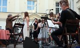 Jarmark Spichrzowy: koncert „Jolka pamięta, a Ty?” w wykonaniu Studia Piosenki Zbigniewa Poliszczuka. Zobacz zdjęcia