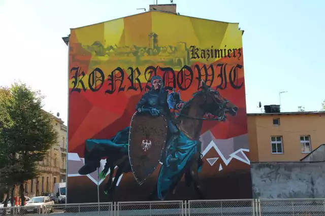 Na ścianie budynku przy ulicy Hoyera w Inowrocławiu powstał mural przedstawiający księcia Kazimierza Konradowica, założyciela miasta.- To malowidło, które zapamiętamy i będzie przedmiotem naszej dumy przy gościach. W najbliższym czasie, gdy uzyskamy niezbędne pozwolenia, zamontujemy oświetlenie oraz wyremontujemy ścianę budynku, która znajduje się obok - zapewnia prezydent Inowrocławia Ryszard Brejza.Inowrocławski plastyk Marcin Fołda, zaprojektował i wykonał malowidło na ścianie o powierzchni 135 metrów kwadratowych.- Aura sprzyjała i prace przebiegały sprawnie. Zaznaczam, że ten mural nie jest dziełem historycznym. To twórczość popkulturowa, współczesna, teraźniejsza i tak należy ją odbierać. Są, oczywiście, elementy historyczne, na których jako twórca musiałem się oprzeć, ale uwspółcześnione - podkreśla Marcin Fołda.Wybory Samorządowe 2018 - Twój głos się liczy.