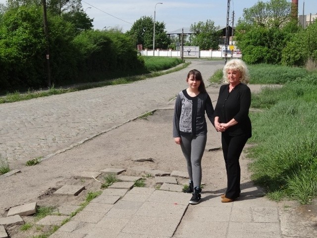 Maria Szyszka od roku stara się o odszkodowanie dla wnuczki, która złamała nogę na zdewastowanym chodniku przy ul. Suchej