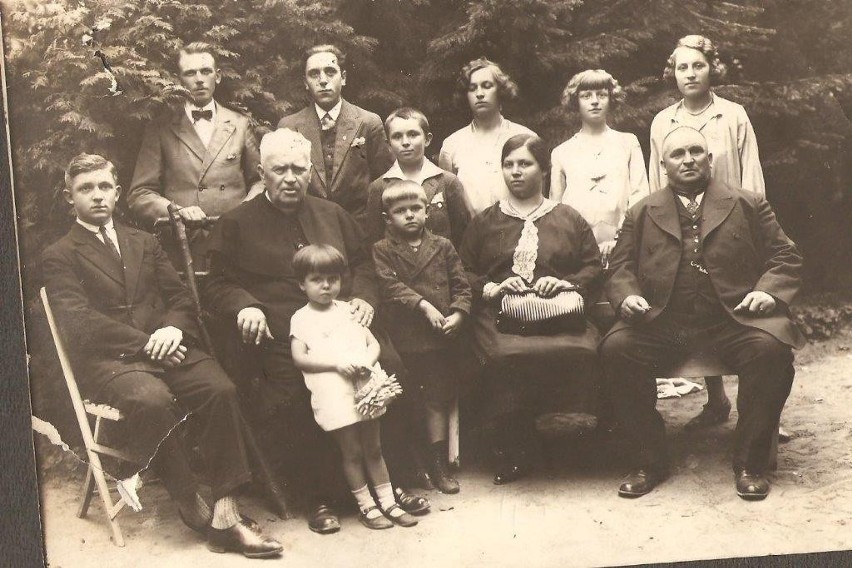 Rodzina Jaworowskich, 1929. Siedzą od prawej Józef i Maria,...