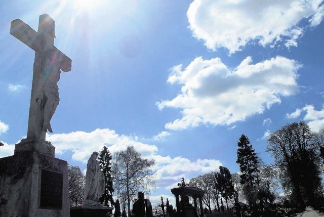 Na miechowskim cmentarzu znajduje się wiele zabytkowych nagrobków, które potrzebują renowacji