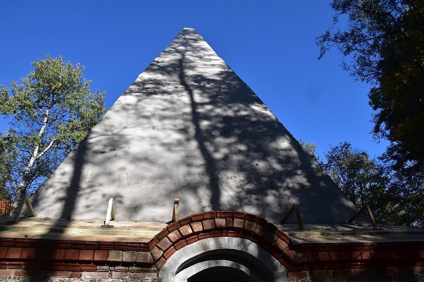 Grobowiec rodziny von Fahrenheid, znany jako Piramida w...