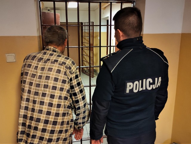 Mieszkaniec Borowego Młyna nie stawił się do aresztu, aby odbyć karę 45 dni pozbawienia wolności. Po 63-latka przyszli policjanci z posterunku w Lipnicy. Mężczyzna schował się pod stołem…