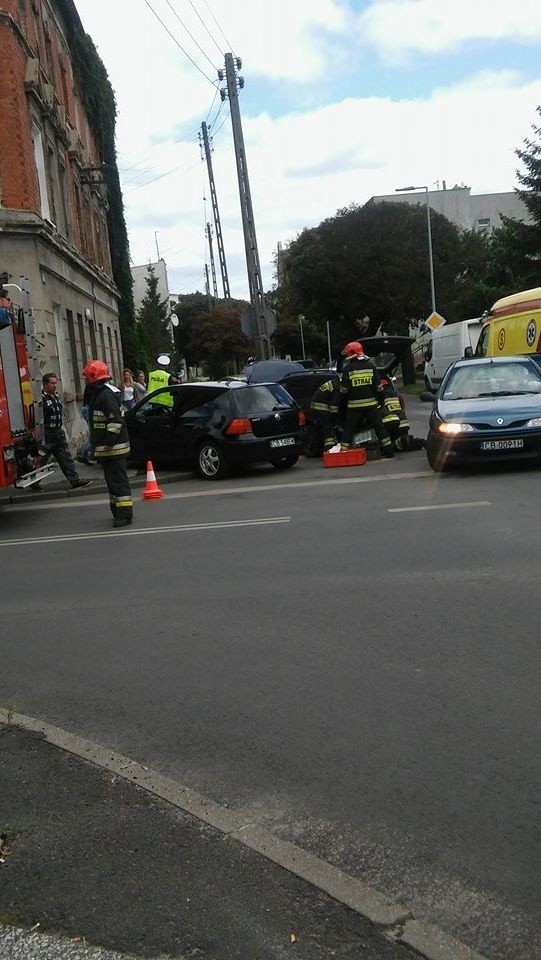 Do wypadku na skrzyżowaniu ulic Orlej i Stromej w Bydgoszczy doszło dziś około godz. 13. Jak informują nas bydgoscy policjanci zderzyli się ze sobą kierowcy volkswagena golfa i opla astry. Sprawcą wypadku jest kierowca golfa, który wyjeżdżając z ulicy Orlej na Stromą nie ustąpił pierwszeństwa kierującemu astrą. W wyniku zderzenia do szpitala trafiła pasażerka opla - kobieta w ciąży. Nie zagraża jej niebezpieczeństwo. Na miejscu nie powinno już być utrudnień w ruchu.