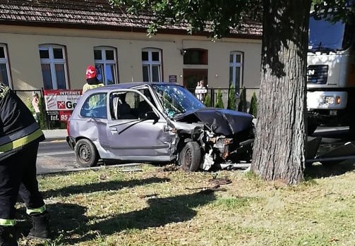 Do poważnego wypadku doszło w czwartek, 27 czerwca, w Wawrowie od Gorzowem. W okolicy przedszkola zderzyły się nissan i peugeot. Na miejsce przyjechały służby ratunkowe. O wypadku poinformowali nas Czytelnicy.  Samochody zderzyły się po godz. 8.00. Z pierwszych informacji wynika, że kierujący nissanem wymusił pierwszeństwo i uderzył w peugeota. Nissan odbił się do auta i uderzył jeszcze w drzewo. Na miejsce przyjechały zaalarmowane służby ratunkowe. Pierwsi dotarli strażacy, którzy zajęli się poszkodowanymi. – Widać było dużo krwi, jedna osoba leżała koło auta otoczona strażakami – mówią nam świadkowie wydarzeń.Zobacz też wideo: Wypadki w czasie wakacji. Policja stworzyła aktualizowaną mapę