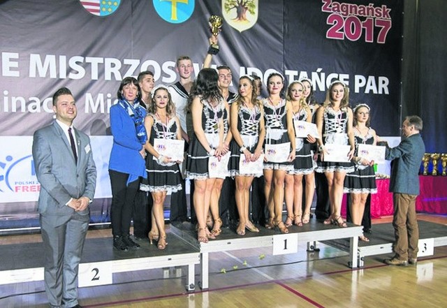 Mistrzowie Polski w formacji Couple Dance Formation powyżej 16 roku życia ze Szkoły Tańca Samba w Tarnobrzegu na podium