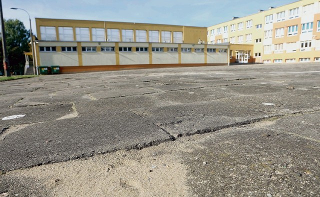 Obecne boisko przy SP 34 jest w bardzo kiepskim stanie. Szkoła liczy, że z budżetu obywatelskiego uda się wybudować nowoczesny obiekt, jak na zdjęciu dolnym.