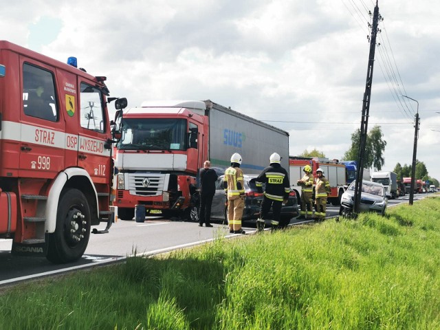 Wypadek na drodze krajowej nr 11 koło Manowa. Zderzenie auta osobowego z ciężarówką