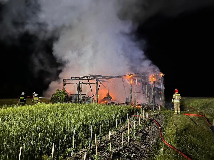 Pożar stodoły w Makowcu w gminie Skaryszew. Na miejscu działały zastępy straży pożarnej. Zobaczcie zdjęcia