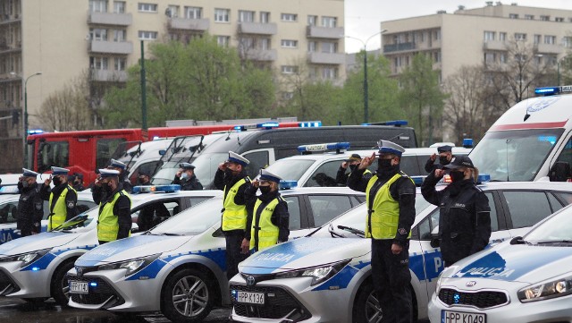 Mundurowi oddali hołd mł. asp. Michałowi Kędzierskiemu, który zginął na służbie; Zobacz kolejne zdjęcia. Przesuwaj zdjęcia w prawo - naciśnij strzałkę lub przycisk NASTĘPNE >>>