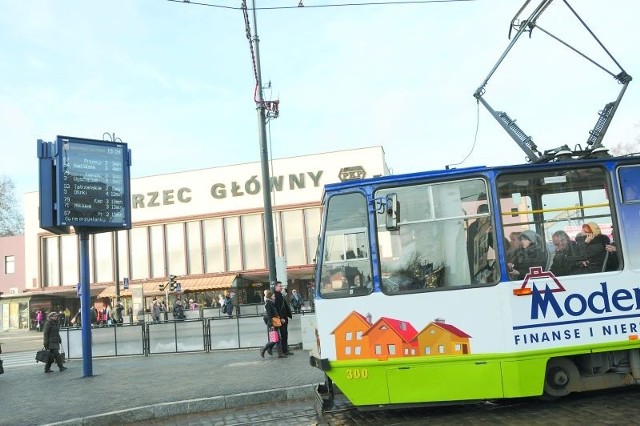 Bydgoszczanie na dworzec kolejowy mogą już dojechać tramwajem. Torunianie do kampusu UMK dojadą nim za rok