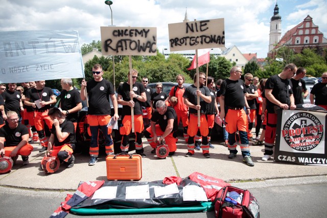 Ratownicy medyczni protestowali pod Opolskim Urzędem Wojewódzkim.