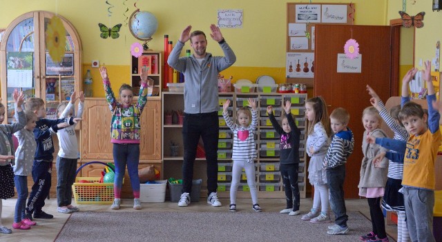 Radek Dejmek z uśmiechem wykonywał ćwiczenia z dziećmi z Przedszkola numer 25 w Kielcach.