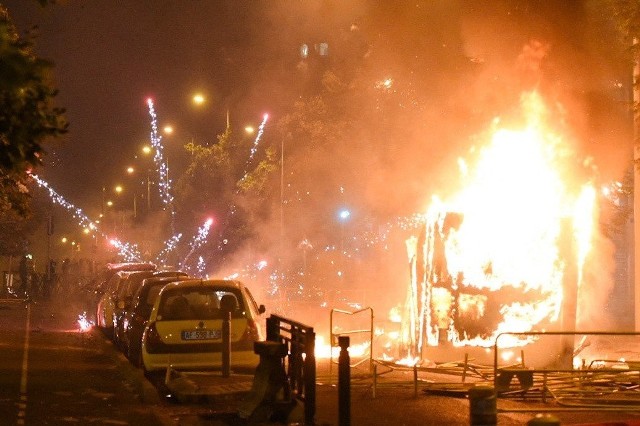 Francuski rząd boi się kolejnych zamieszek. Zakazano fajerwerków w Dzień Bastylii