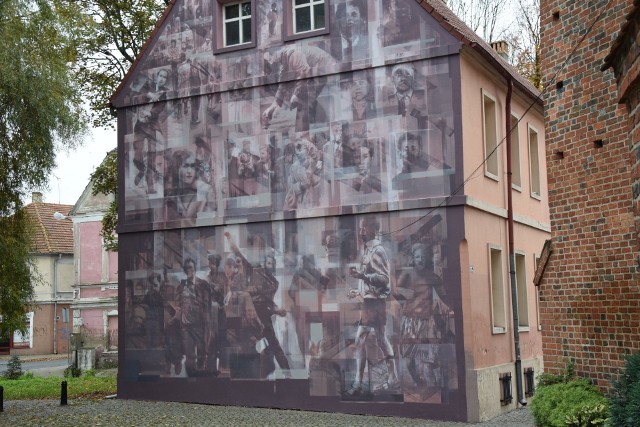 W centrum Zielonej Góry tuż przy konkatedrze, mieszkańcy miasta mogą już podziwiać nowy, piękny mural. Autorem muralu jest pochodzący z Zielonej Góry artysta, Jakub "BIKO" Bitka. Dzieło powstało na ścianie wikariatu parafii św. Jadwigi, aby upamiętnić Wydarzenia Zielonogórskie z 30 maja 1960 r.. Mieszkańcy miasta wystąpili wówczas przeciw władzom komunistycznym w obronie Domu Katolickiego, które zmierzały zlikwidować salki katechetyczne i odebrać Dom parafii pw. św. Jadwigi (obecnie w tym miejscu znajduje się Filharmonia Zielonogórska). Doszło starć ulicznych z milicją i ZOMO. Tutaj dowiesz się więcej na temat Wydarzeń Zielonogórskich w 1960 r.