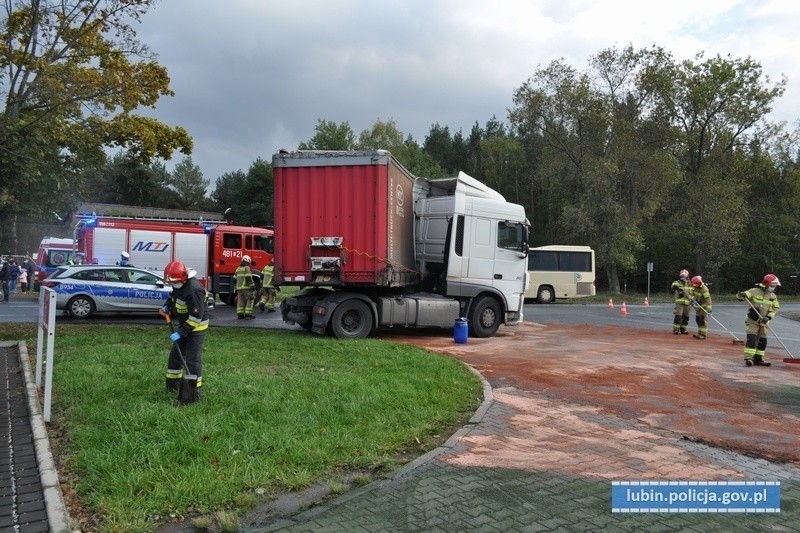 Autobus zderzył się z ciężarówką. Dwie osoby trafiły do szpitala 