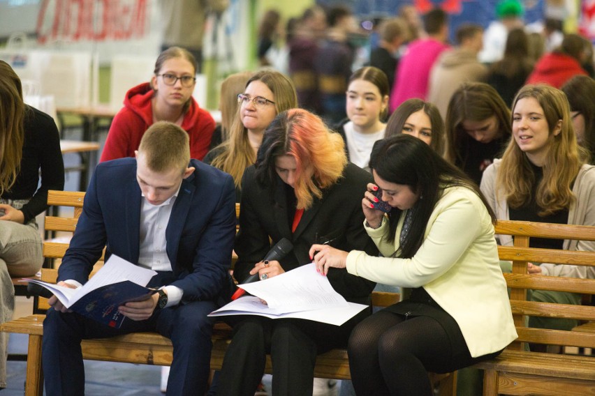 Debata po angielsku w Mechaniku. Młodzież argumentuje pod okiem marynarzy z Redzikowa