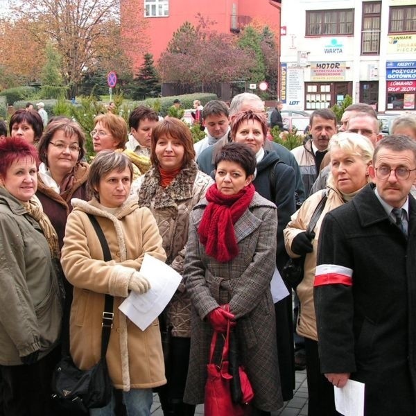 Przed Urzędem Wojewódzkim w Rzeszowie nie zabrakło kilkudziesięciu przedstawicieli reprezentujących ognisko Związku Nauczycielstwa Polskiego w Mielcu.