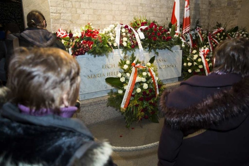 Mieszkańcy Krakowa odwiedzają nowy grób Lecha i Marii Kaczyńskich [ZDJĘCIA]