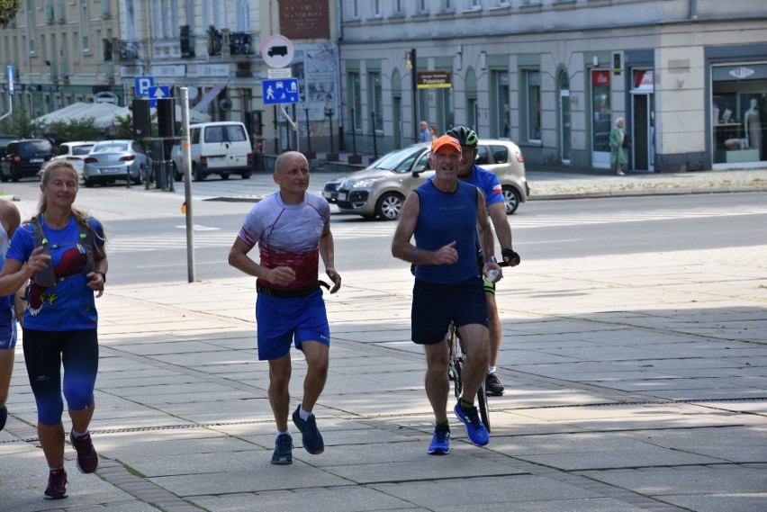 Mieszkańcy Knurowa przebiegli prawie tysiąc kilometrów z Rumunii na Jasną Górę ZDJĘCIA