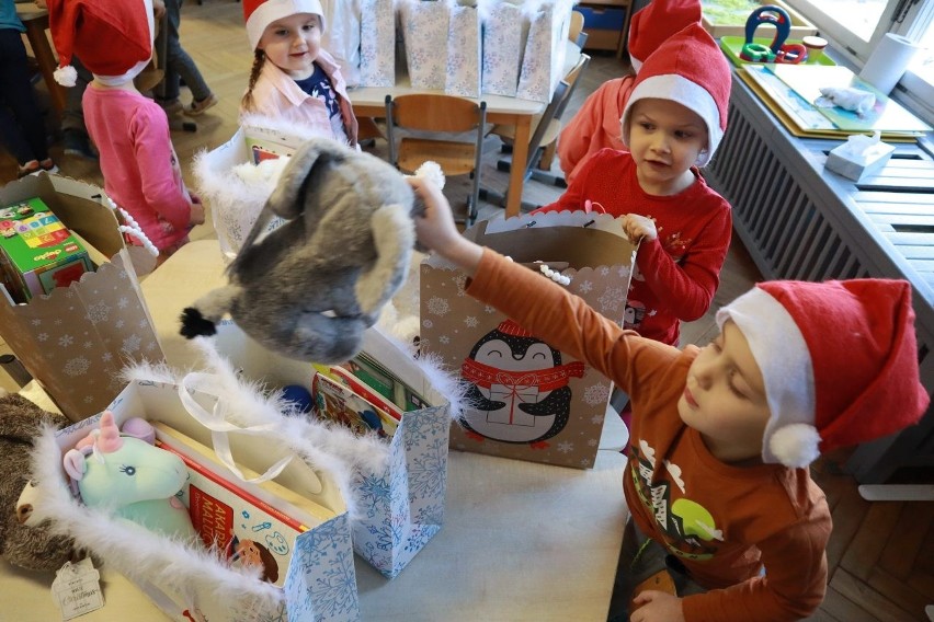 Łódzkie przedszkolaki przygotowały paczki dla chorych dzieci, które święta spędzą w szpitalu
