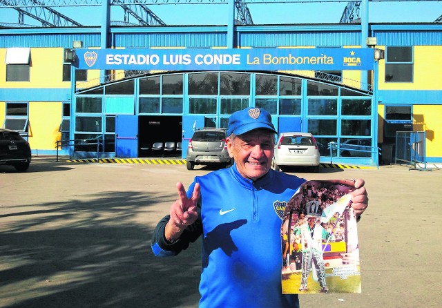 Oscar Laudonio z Boca Juniors prezentuje pamiątkę ze swego występu na Superclassico das Americas
