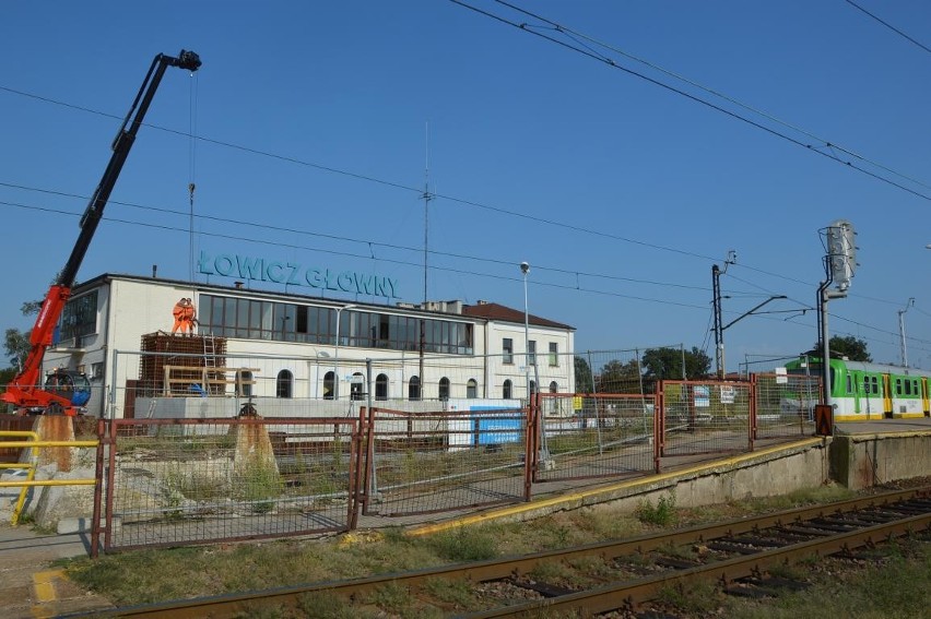 Widać już efekty prac na dworcu kolejowym w Łowiczu [Zdjęcia]