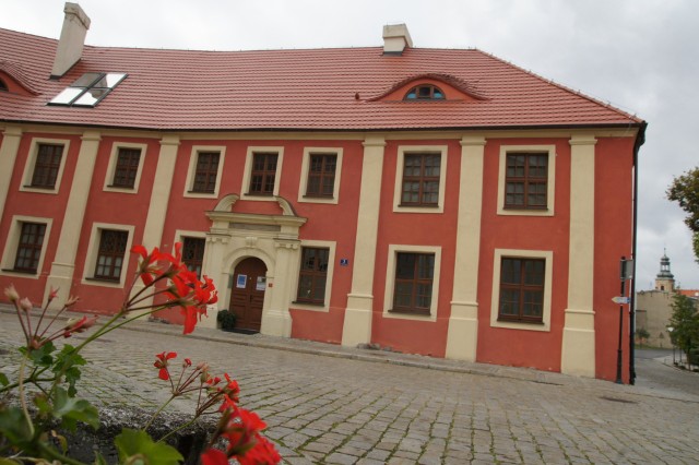 Muzeum Ziemi Wschowskiej powstało 1 kwietnia 1968 r. na bazie Izby Pamiątek, która działała od 1965 r. w sali gotyckiej wschowskiego ratusza. Nadzór sprawowało Prezydium Powiatowej Rady Narodowej we Wschowie. Założycielem i pierwszym kierownikiem Izby Pamiątek we Wschowie był Onufry Kubicki, prezes Wschowskiego Towarzystwa Kulturalnego. Na zdjęciu jedna z dwóch siedzib Muzeum Ziemi Wschowskiej przy pl. Farnym.Zobacz też wideo: Informacje z województwa lubuskiego