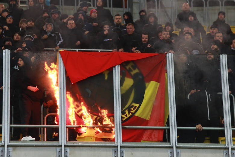 Jagiellonia - Legia 1:1. Kibice Legii Warszawa zdemolowali...