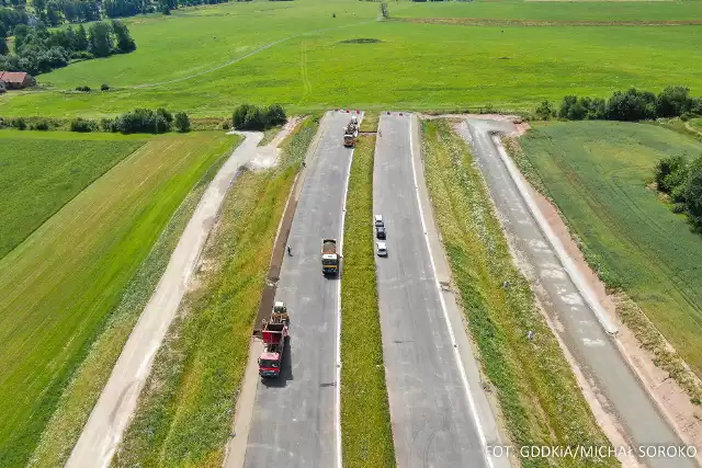 Zdjęcia z budowy dolnośląskiego odcinka drogi ekspresowej S3 od Bolkowa do granicy z Czechami pod Lubawką. Stan prac w pierwszej połowie lipca 2022 roku