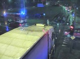 Zderzenie trzech aut na rondzie Skrzetuskim w Bydgoszczy. Kierowca wjechał na rondo na czerwonym świetle