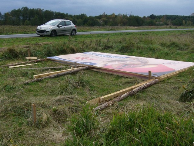 Podpiłowany billboard wyborczy Anny Mętlewicz,